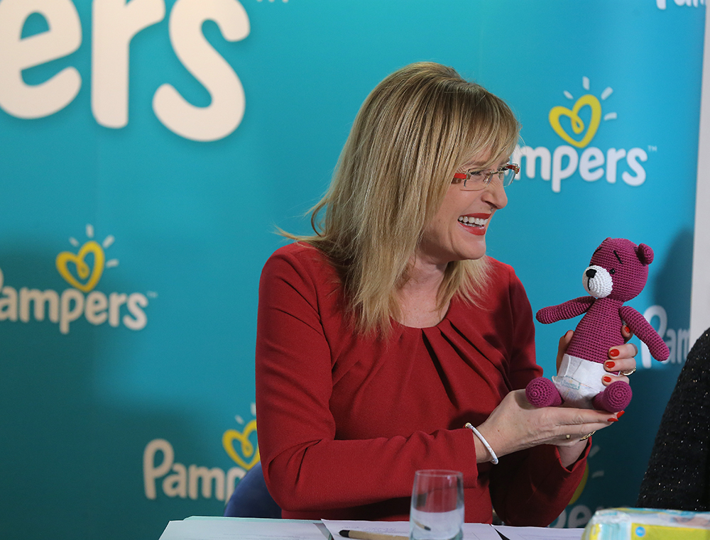 Pampers Preemie Protection velikosti P3. Na fotografii v rukou moderátorky Štěpánky Duchkové.