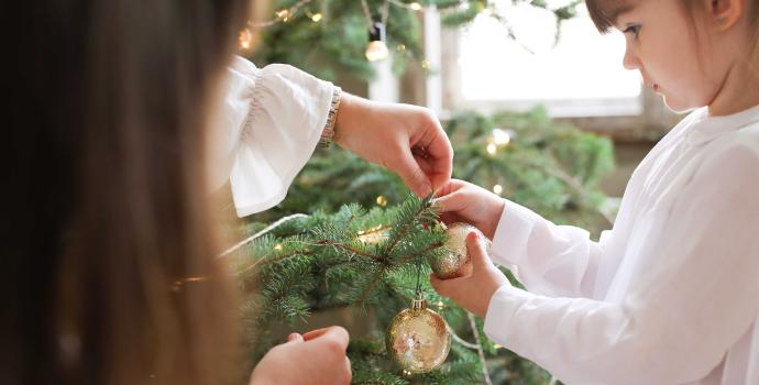 vánoční tradice zdobení vánočního stromu s rodinou