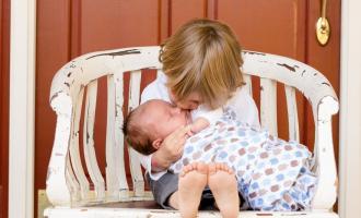 Jak připravit starší dítě na nového sourozence