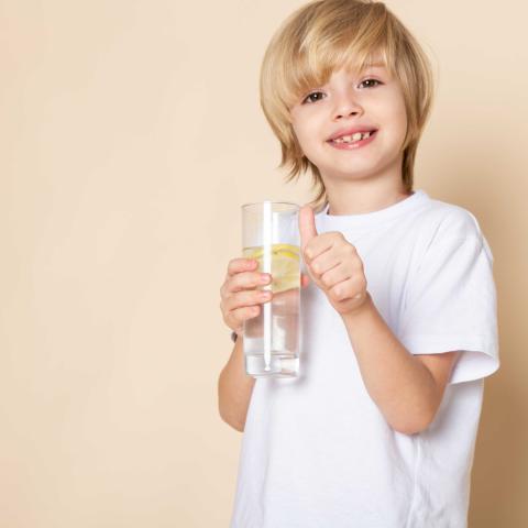 Dítě s pohárem