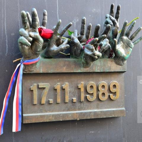 Sametová revoluce. Pomník 17. listopadu, národní svátek 
