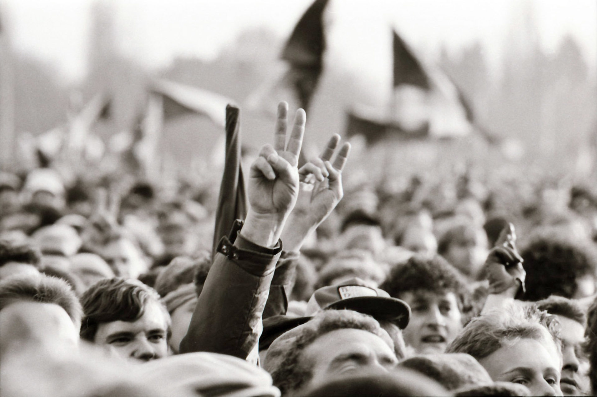 Sametová revoluce. Fotograf Jan Šibík. Zdroj: Vyšehradskej.cz